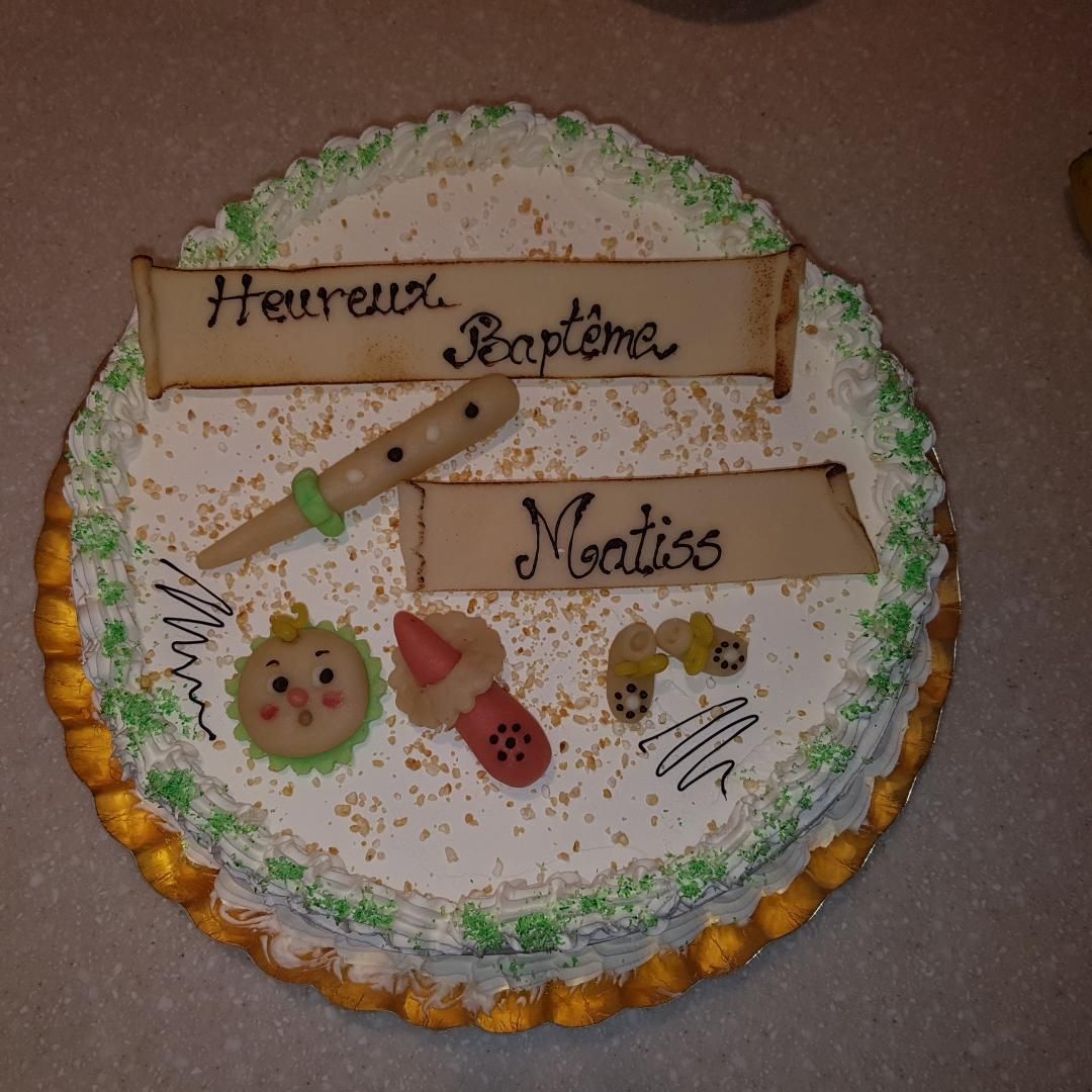 Un gâteau avec une bannière sur laquelle est écrit