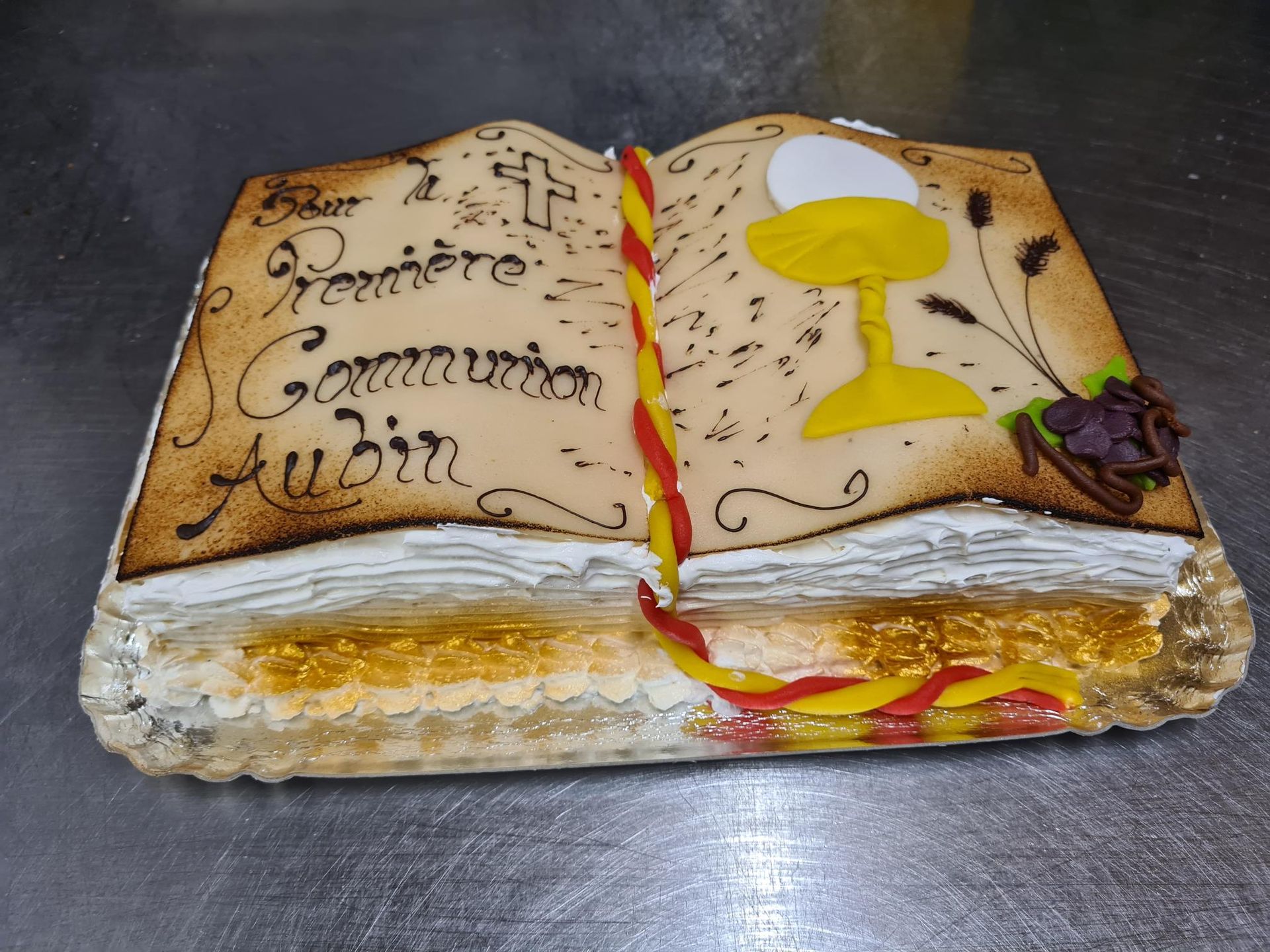 Un gâteau en forme de bible ouverte