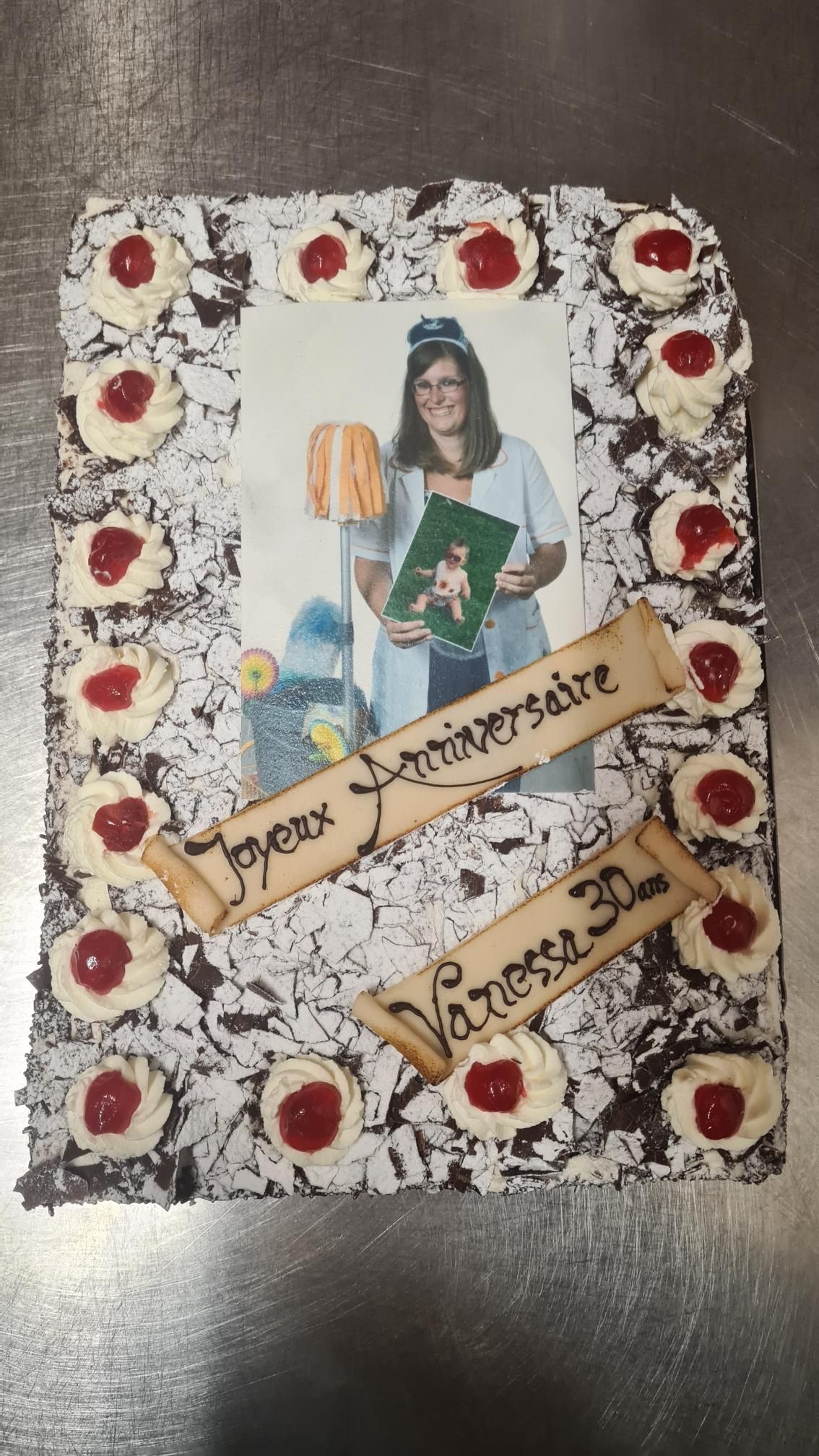 Un gâteau d'anniversaire avec une photo d'une femme dessus