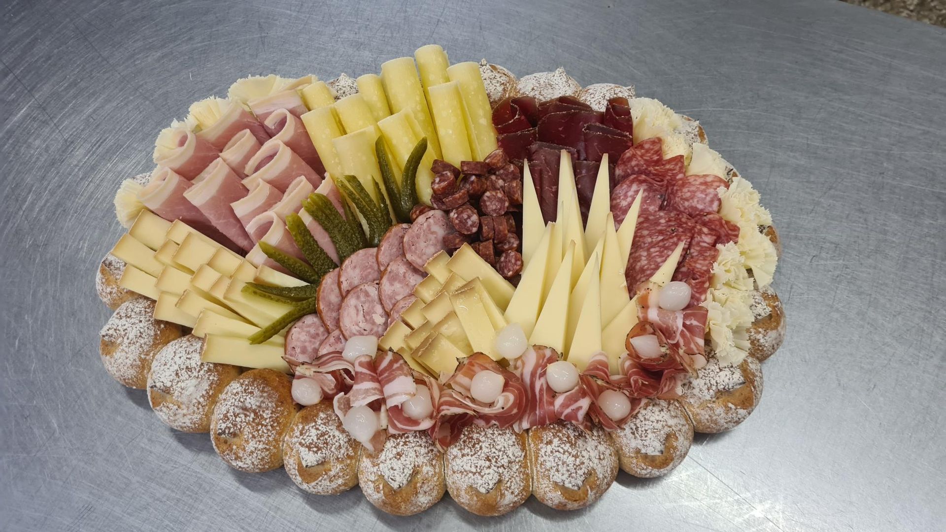 Un plateau de charcuteries et de fromages est posé sur une table.