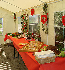 Une table avec une pizza dessus sous une tente