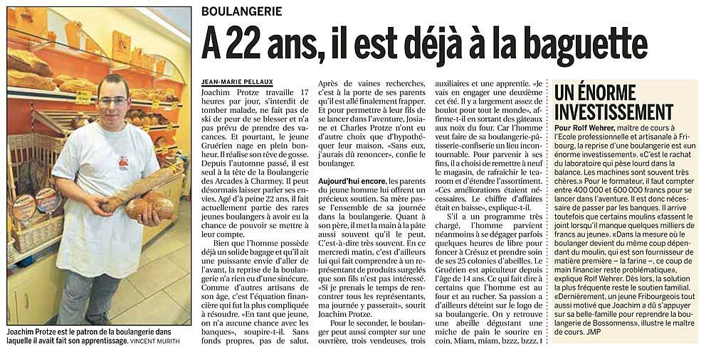 Un homme tient une miche de pain dans un article de journal.