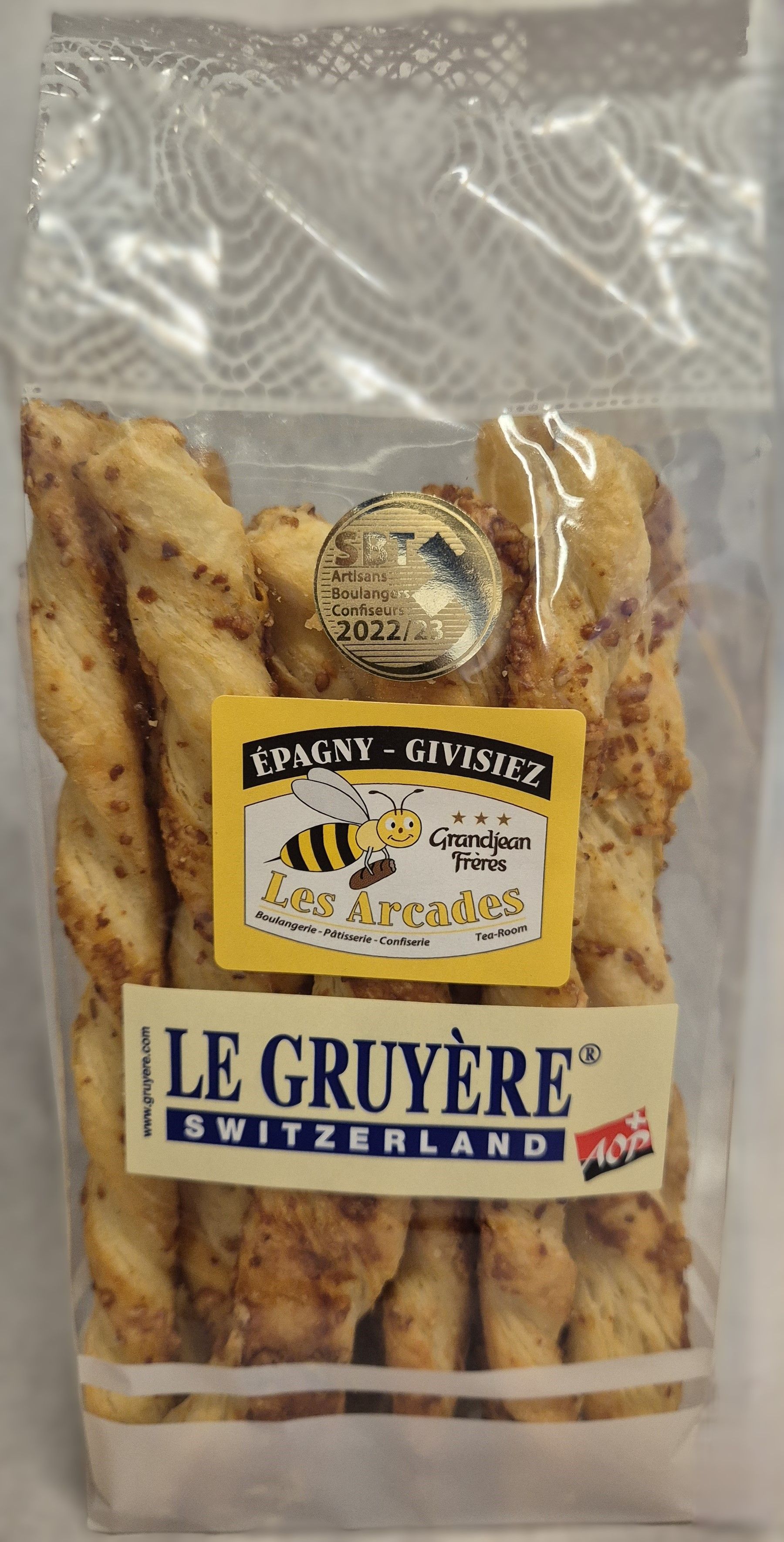 Une miche de pain aux raisins avec une tranche retirée