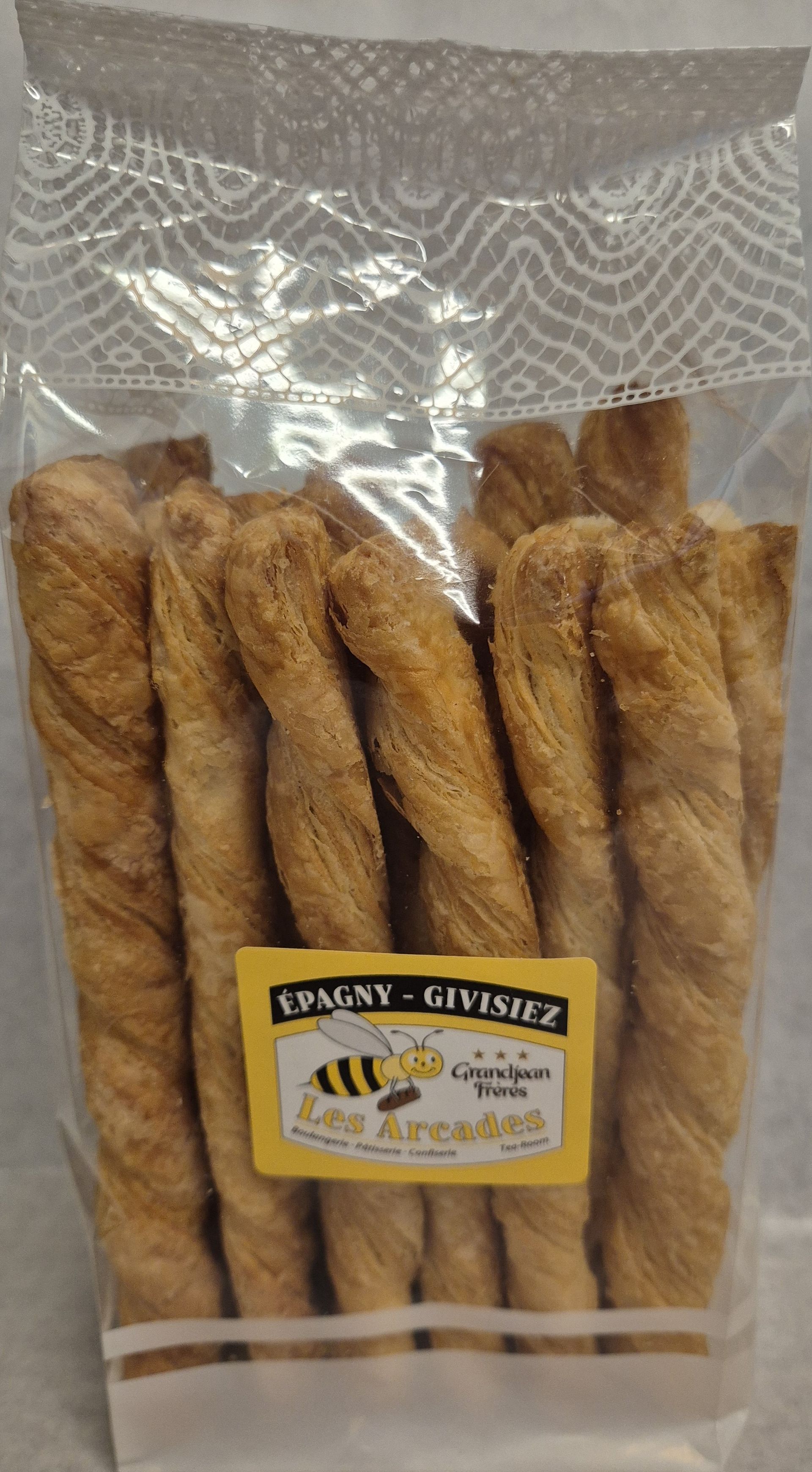 Un sac de biscuits torsadés est posé sur une table.