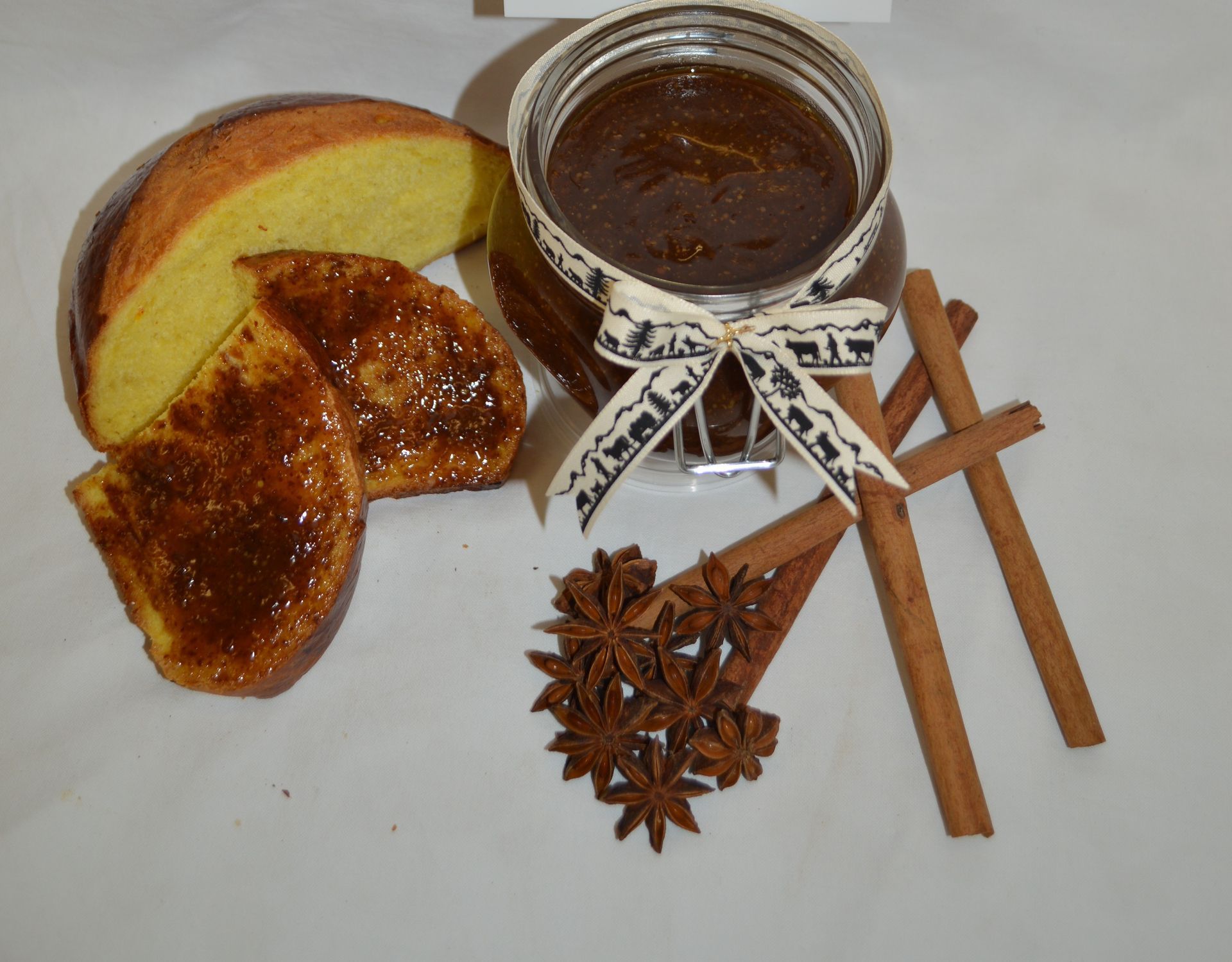 Une miche de pain aux raisins avec une tranche retirée