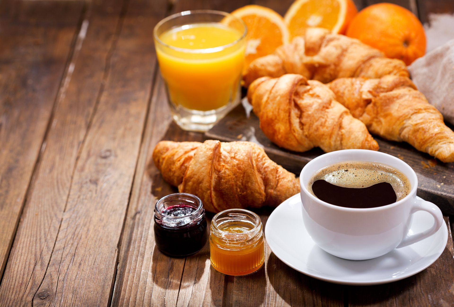 Viennoiseries sur une table
