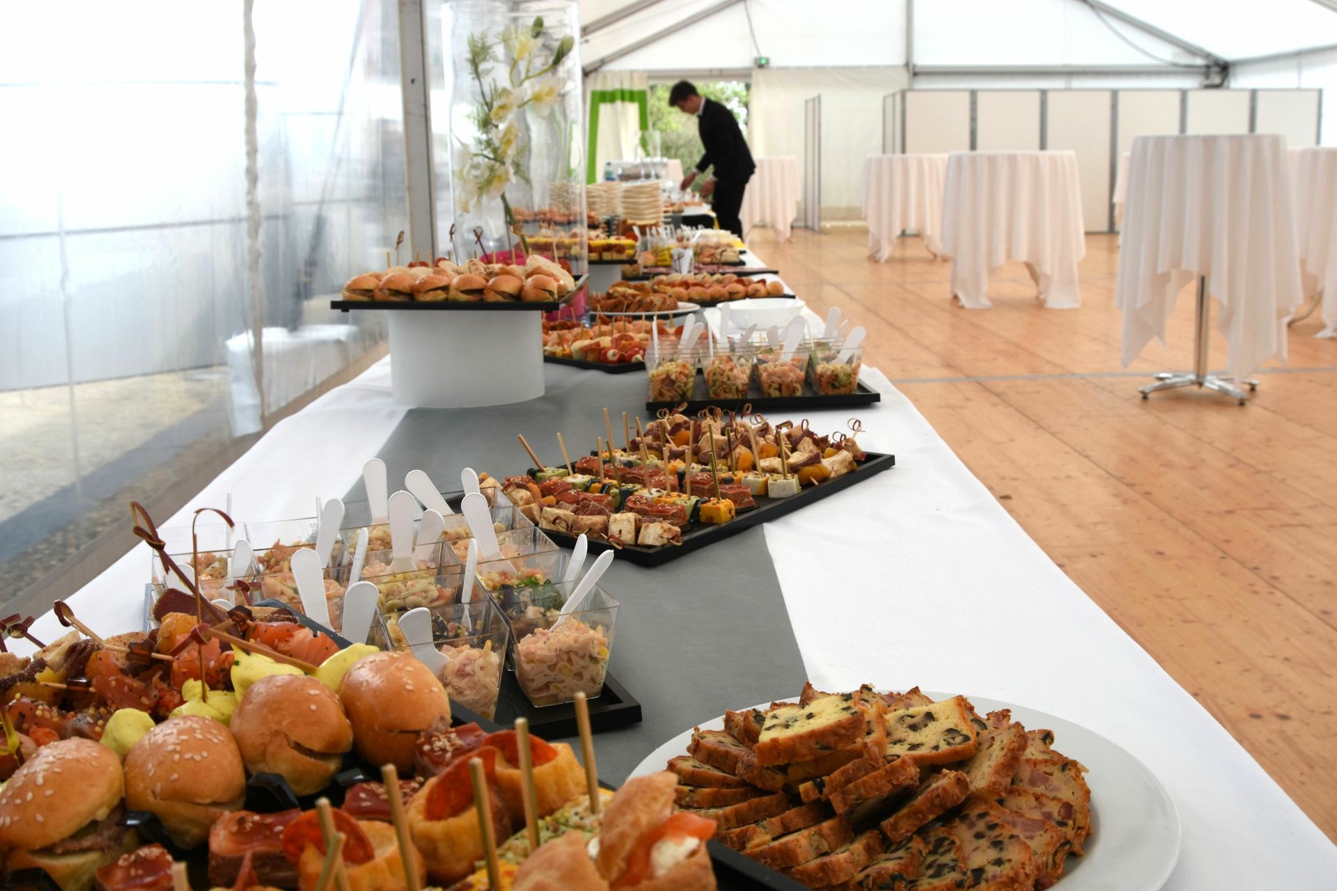 Buffet sous un chapiteau de mariage
