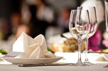 Assiette de restaurant avec une serviette pliée dedans