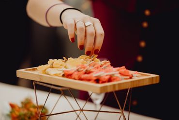 Main prenant un bout de chips sur un plateau