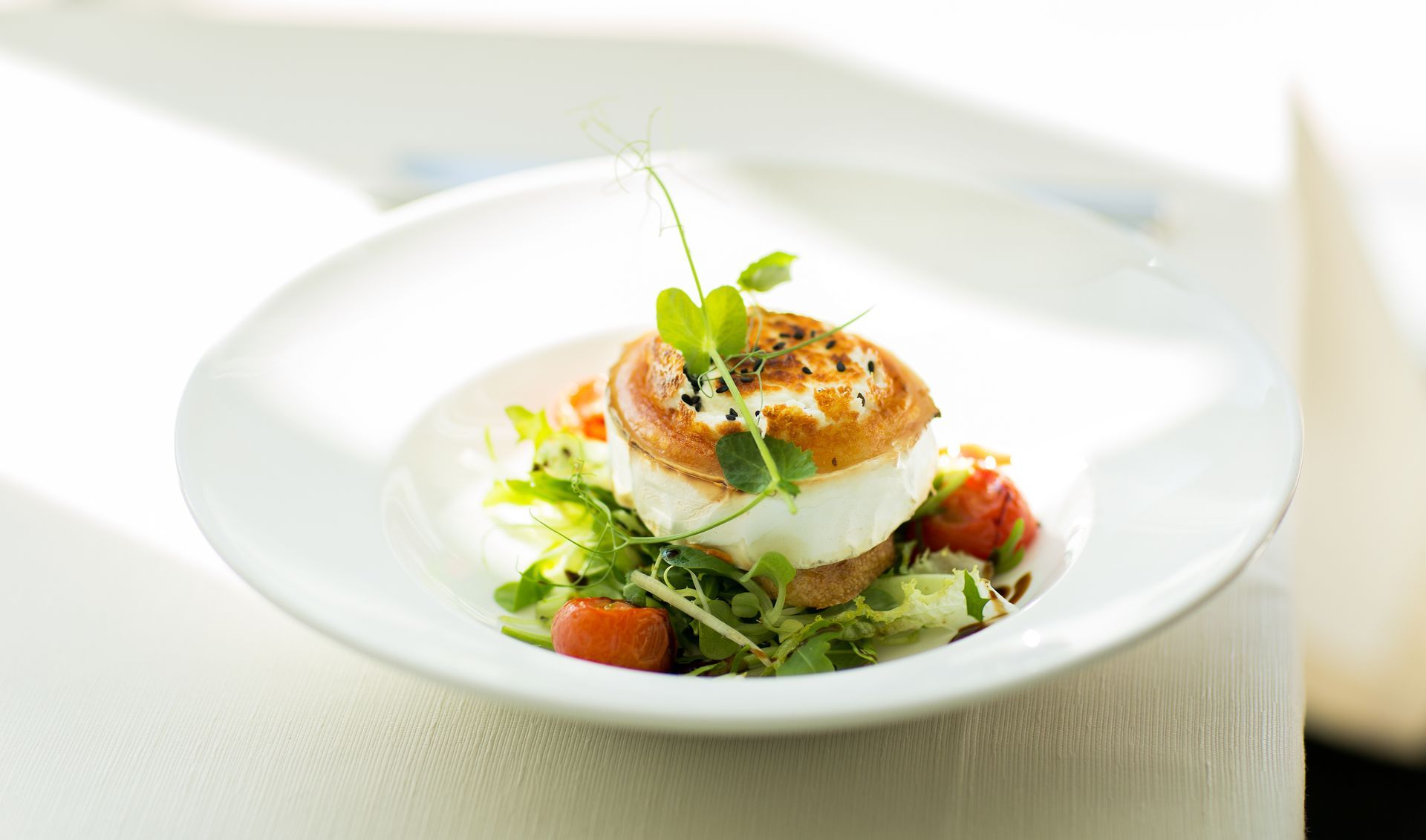 Assiette de chèvre chaud bien présenté