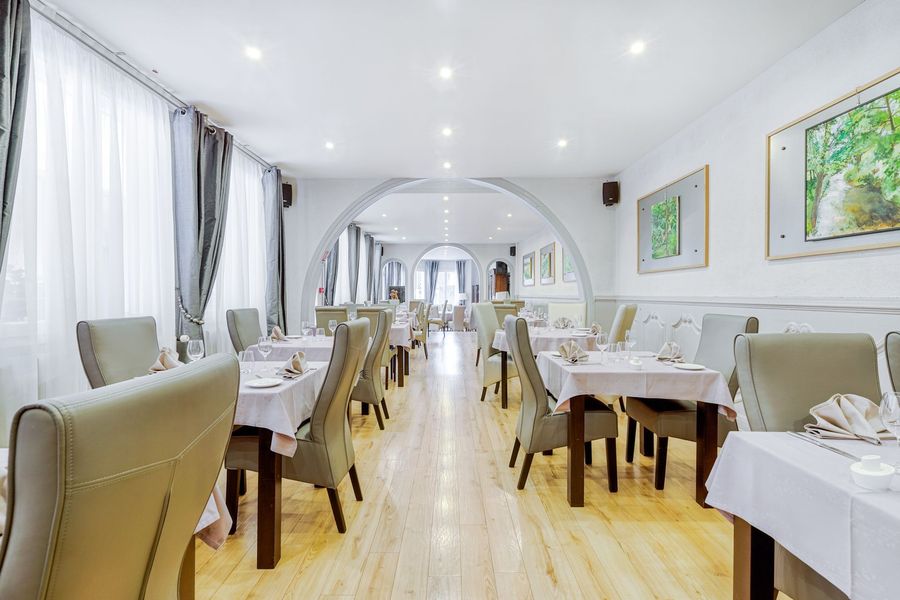 Salle de restaurant du plat d'étain