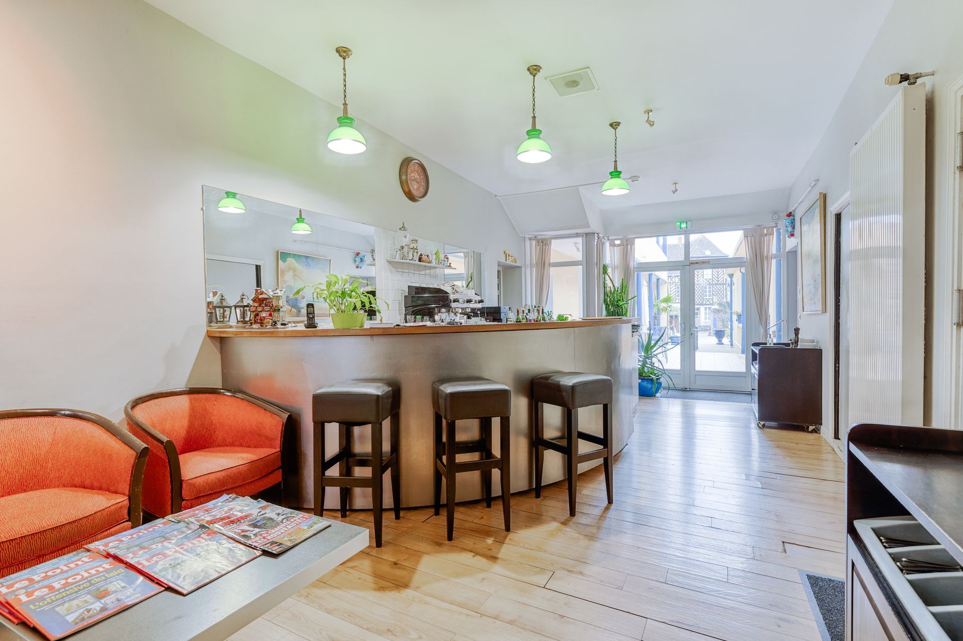 Espace d'accueil de l'hôtel le plat d'étain
