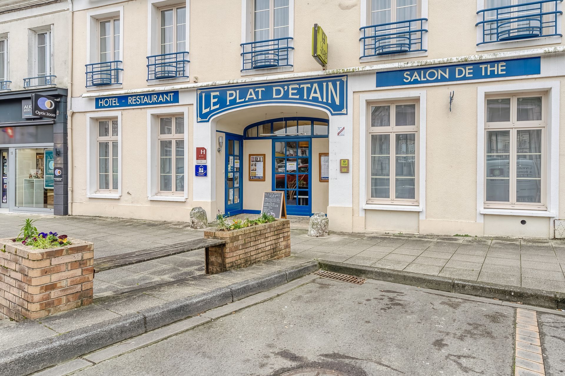 Devanture de l'hôtel le plat d'étain