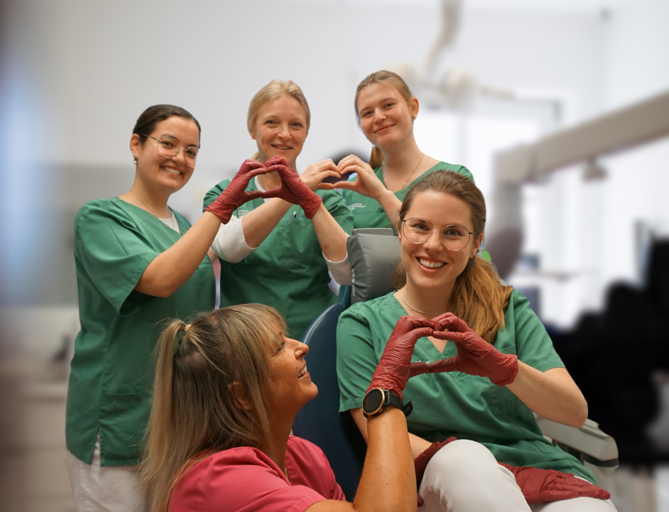 Assistentin der zahnärztlichen Praxisgemeinschaft Trostberg prüft etwas mit einem Gerät