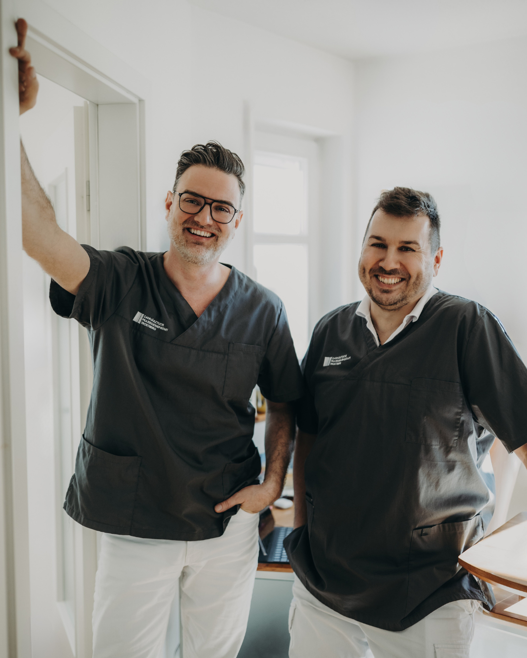 Assistentin der zahnärztlichen Praxisgemeinschaft Trostberg prüft etwas mit einem Gerät