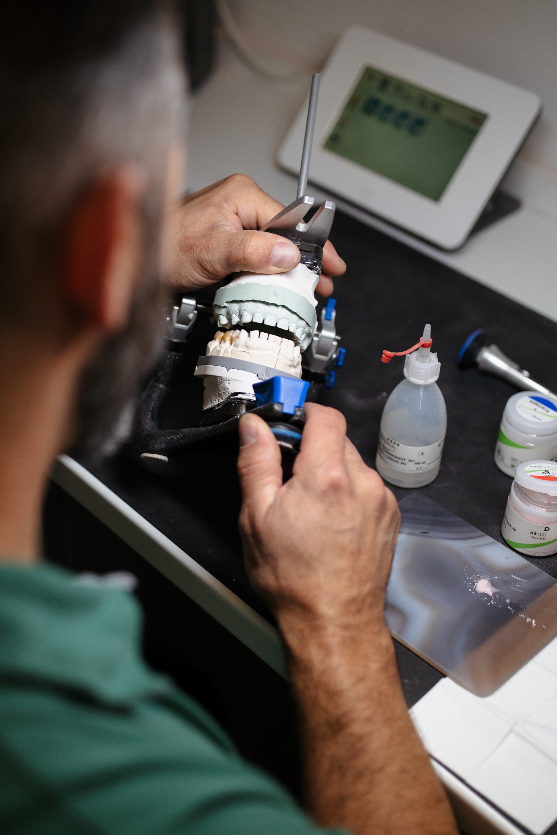 Zwei Personen arbeiten im Labor der zahnärztlichen Praxisgemeinschaft Trostberg