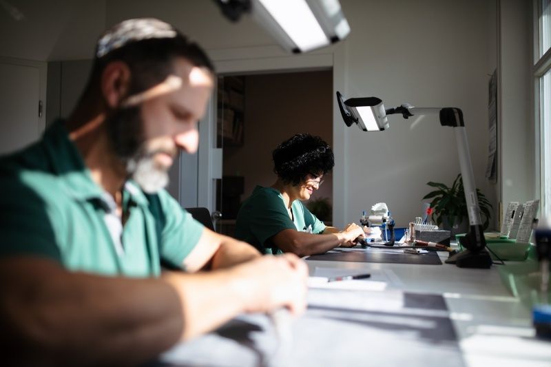 Zwei Personen arbeiten im Labor der zahnärztlichen Praxisgemeinschaft Trostberg