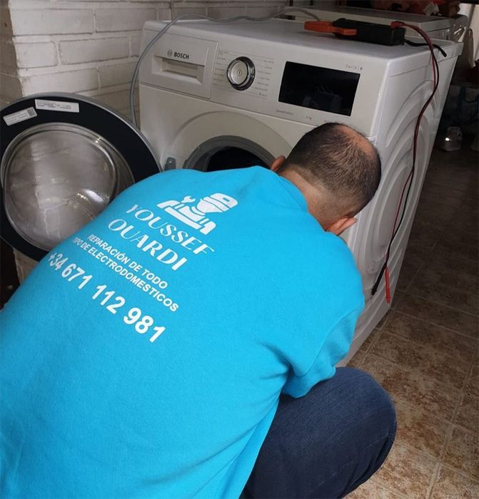 Un hombre que lleva una camisa azul que dice hoysset.