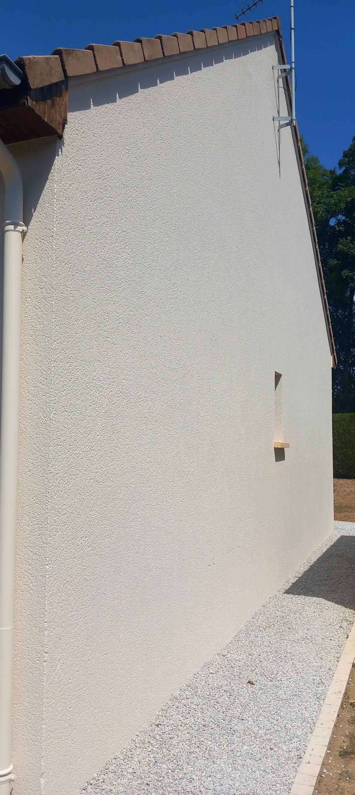 Une façade de maison nettoyée.