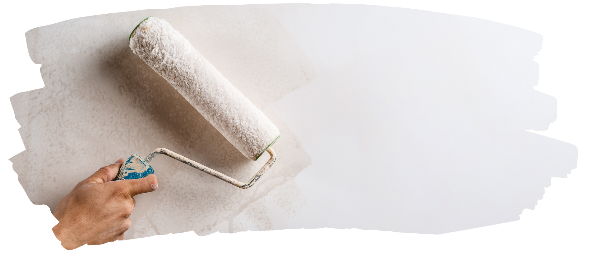 Une main utilise un rouleau à peinture pour appliquer de la peinture blanche sur un mur.