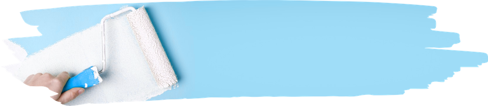 Une main tient un rouleau à peinture et applique de la peinture blanche sur un mur bleu.