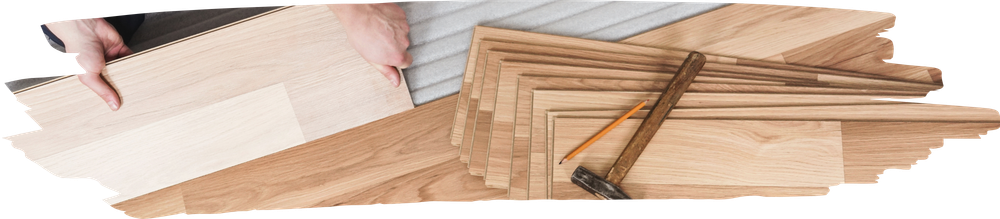 Des planches de parquet en cours d'installation au sol.