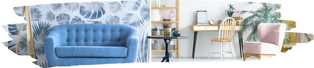 Un salon lumineux avec un canapé bleu et du papier peint tropical au mur.