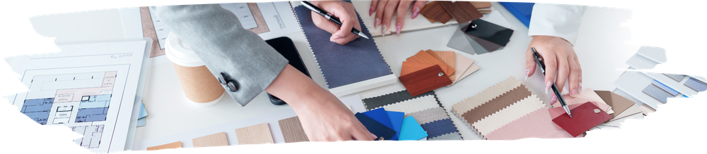 Des personnes examinent des échantillons de tissu et de couleurs sur un bureau.