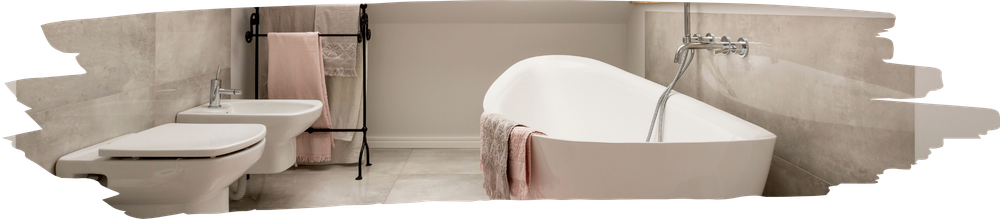 Une salle de bains avec une baignoire, des toilettes et du carrelage aux murs.