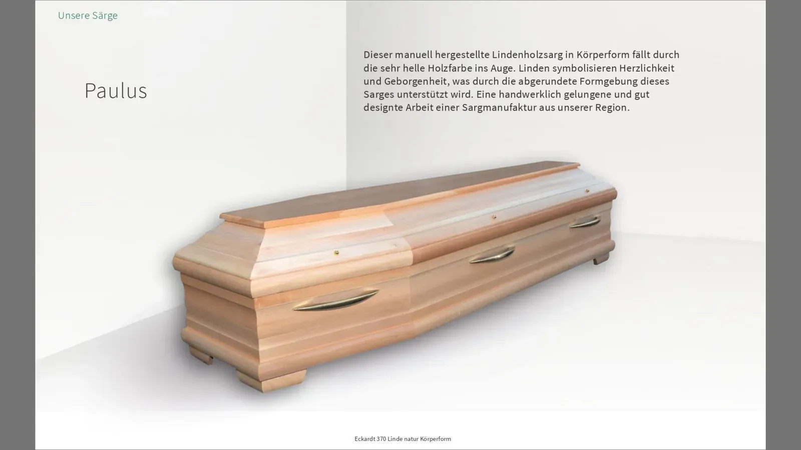 Ein Holzsarg steht auf einer weißen Fläche.
