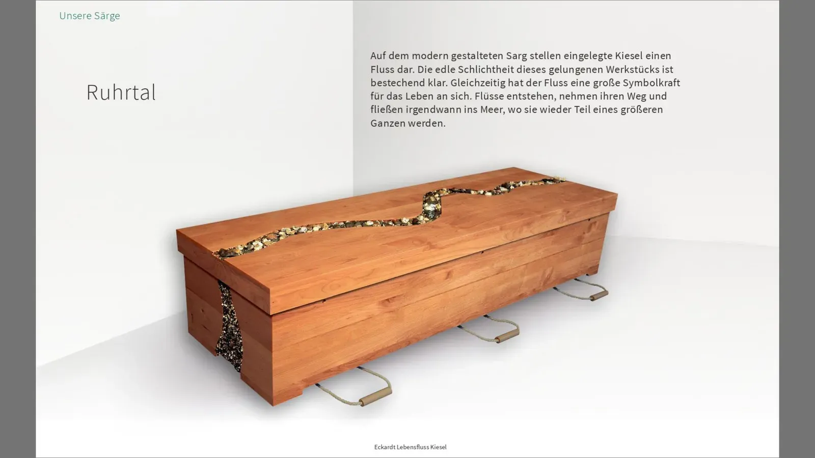 Ein Bild von einem Holzsarg mit Ketten daran