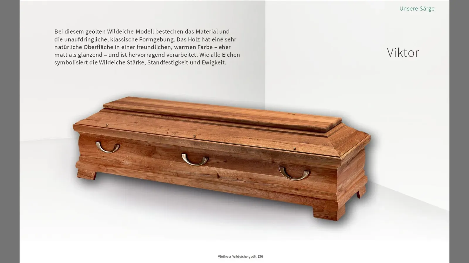 Ein Holzsarg steht auf einer weißen Fläche.