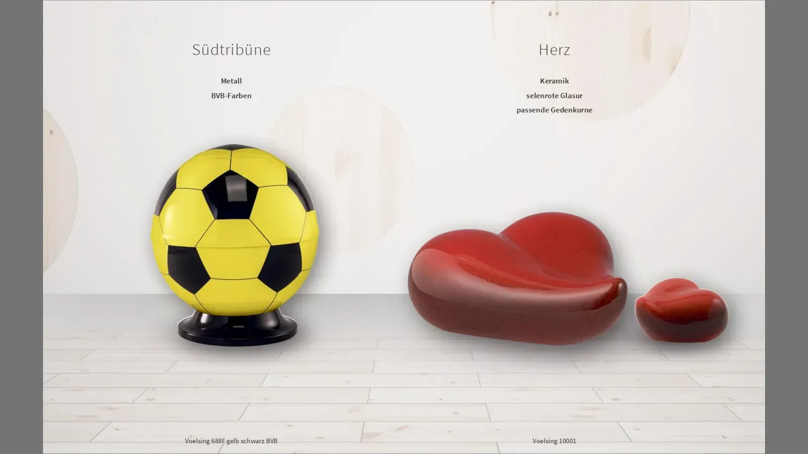 Ein gelber Fußball und ein rotes Herz liegen nebeneinander auf einem gefliesten Boden.