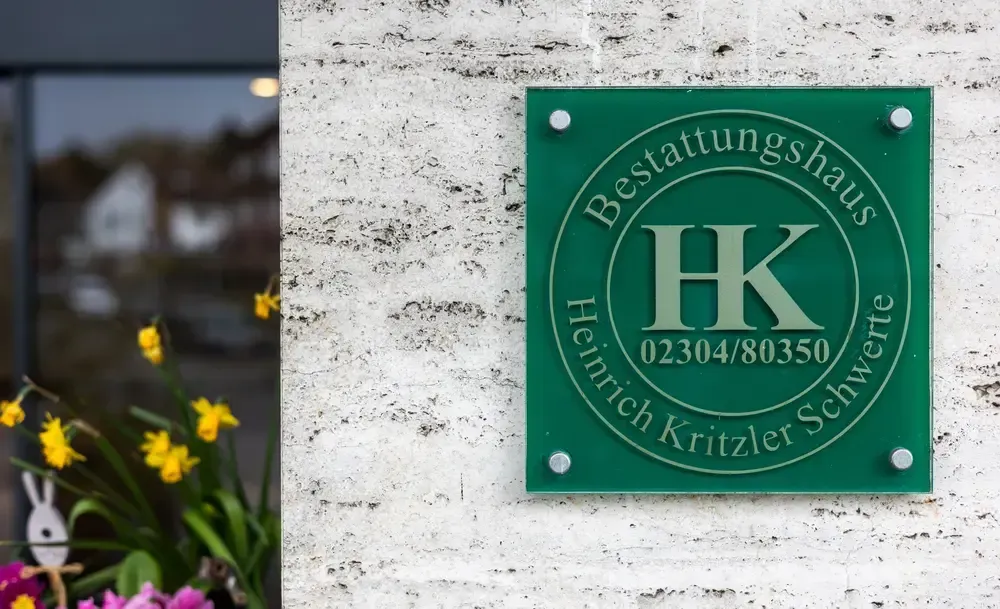 Ein grünes Schild mit der Aufschrift „HK“