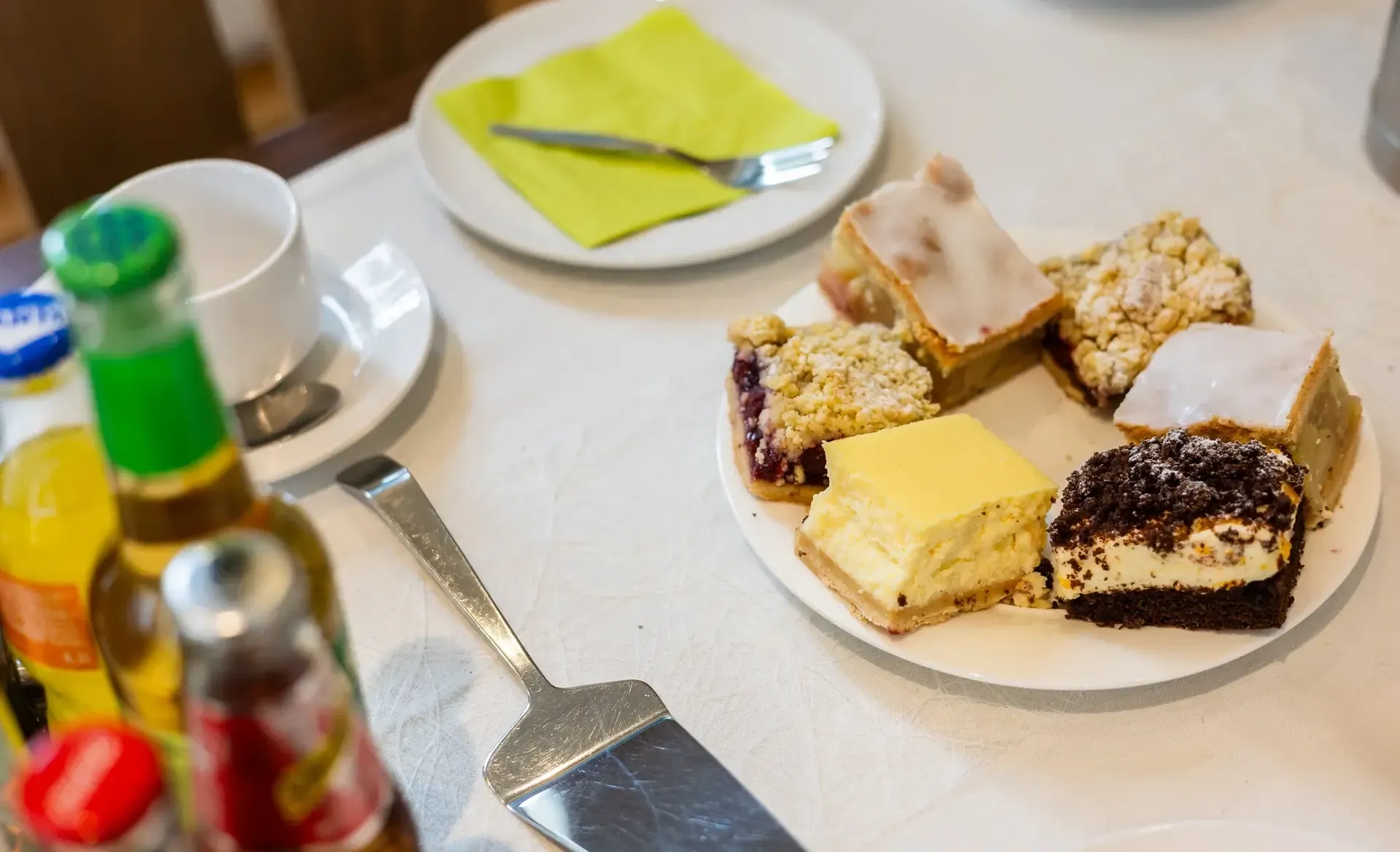 Ein Teller mit verschiedenen Dessertsorten auf einem Tisch.