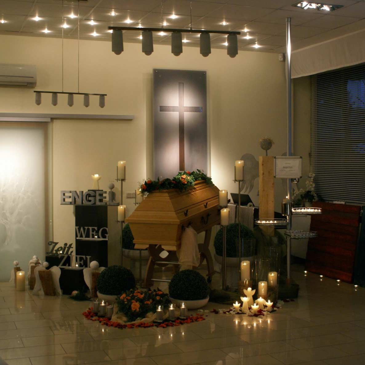 Ein Raum mit Kerzen und einem Schild mit der Aufschrift „Engel“