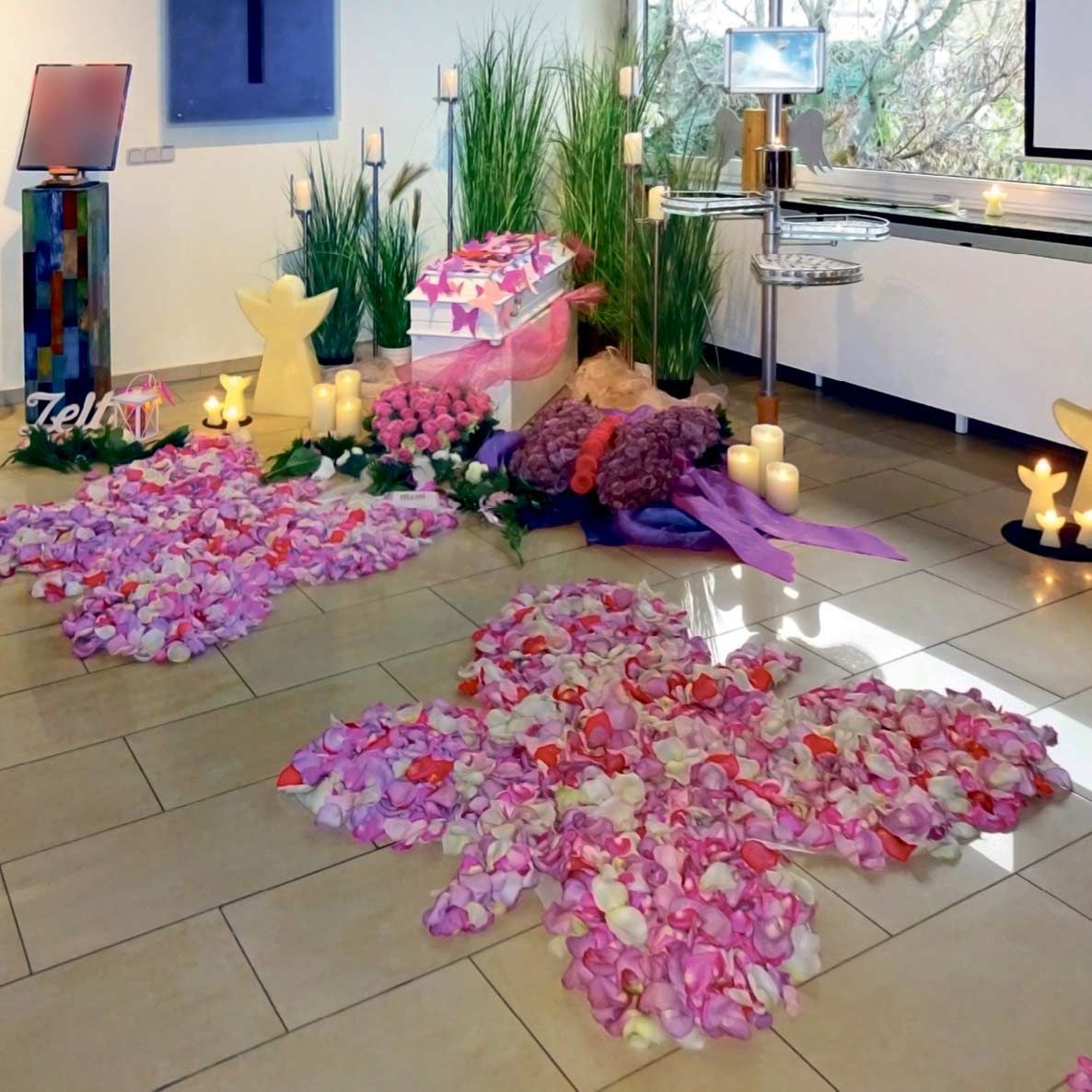 Ein Raum mit Blumen und Kerzen und einem Schild mit der Aufschrift Zel