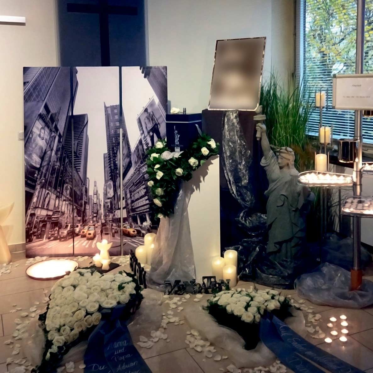 Ein Raum voller Blumen und Kerzen mit einem Bild einer Stadt im Hintergrund