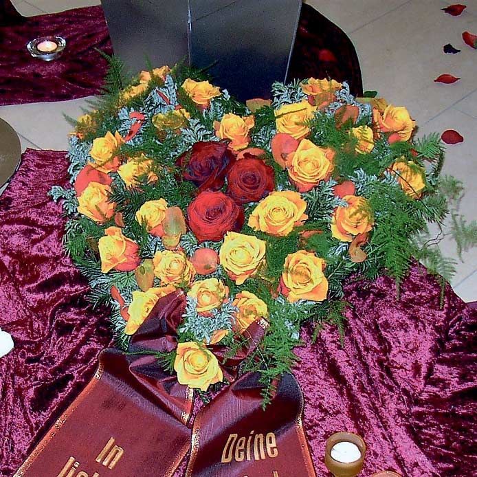 Ein rotes Band mit dem Wort „Deine“ darauf