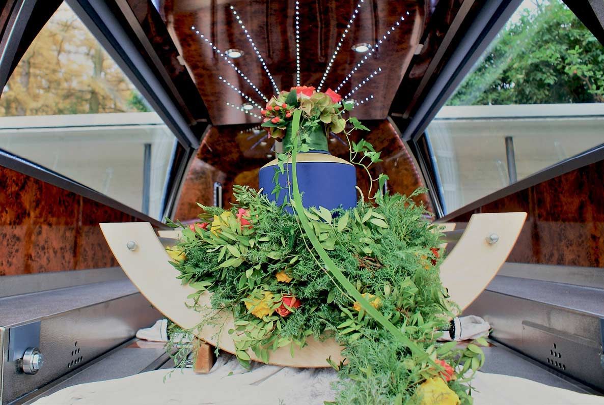 Eine mit Blumen gefüllte Vase steht auf einem Tisch in einem Zimmer.