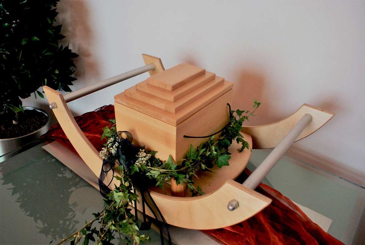 Auf einem Glastisch steht eine Holzkiste.