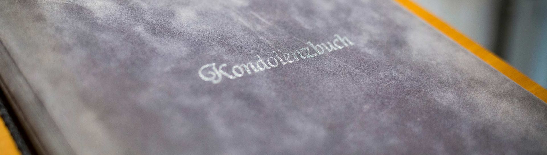 Eine Nahaufnahme eines Buches, auf dem das Wort „Kontaktbuch“ steht.