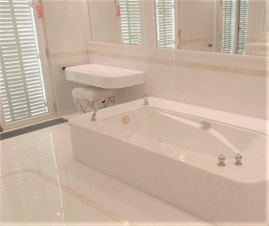 Meuble de salle de bains en marbre