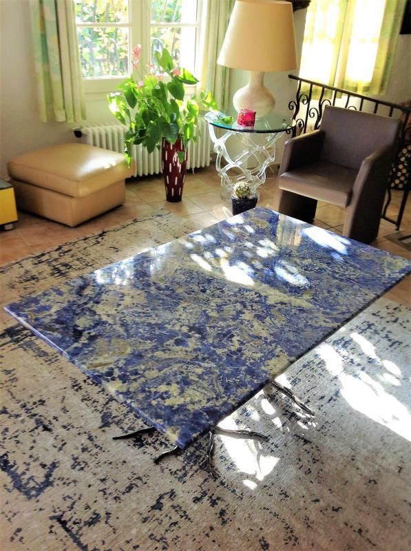 Une table dans un salon