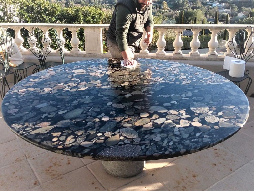 Une table en extérieur