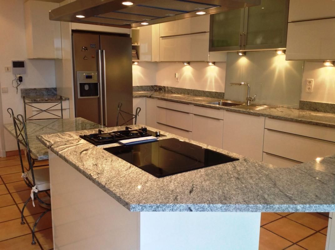 Une cuisine avec un îlot central