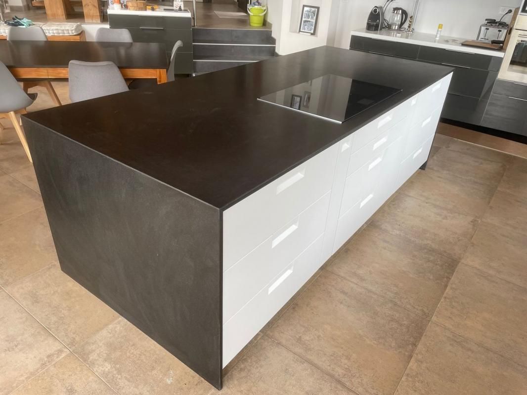 Un meuble avec une plaque de cuisson en marbre