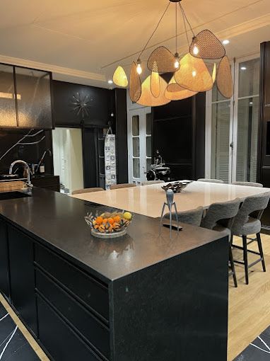 Un îlot central en marbre