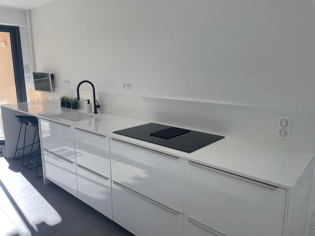 Un meuble de cuisine blanc