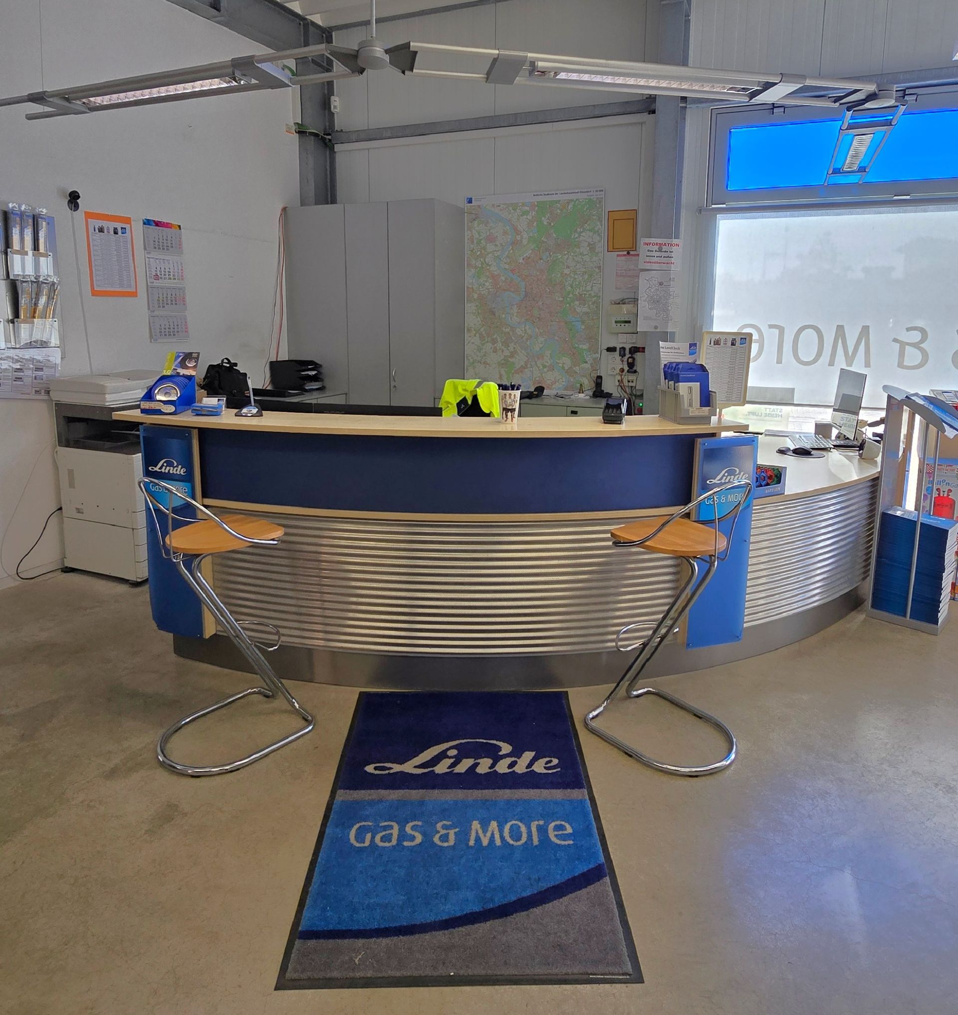 Schweißer in Schutzkleidung, Funken fliegen beim Schweißvorgang in einer dunklen Werkstatt.